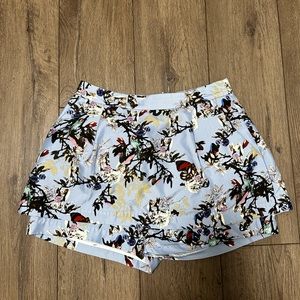 Short skirt floral print.